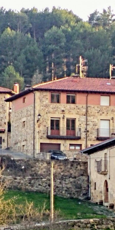La casa El Mirador de Molinos se situa en la zona alta del pueblo,dominando el mismo y permite unas excelentes vistas de Molinos de Duero y su entorno
